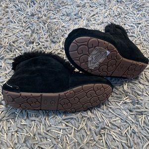 EUC UGG Alena slippers size 9 Worn 1X indoors.